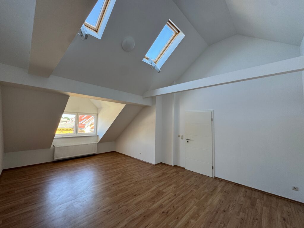 Lichtdurchflutete Dachgeschosswohnung mit Galerieflair und Aufzug im historischen Jugendstilhaus