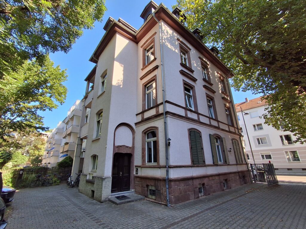 Zentral & komfortabel: 2 Zimmer, Einbauküche und Stellplatz