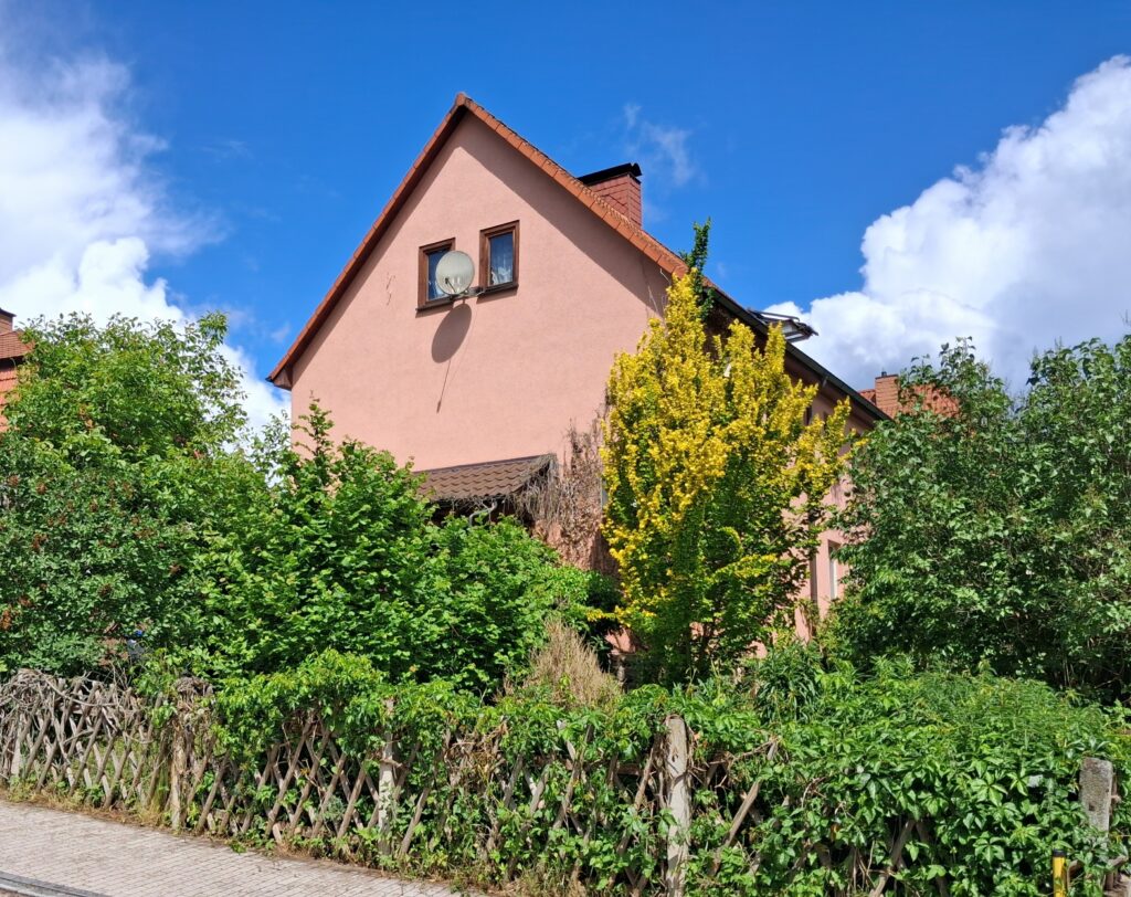 Mit handwerklichem Geschick ins Eigenheim! Sanierungsbedürftiges Haus mit Garten und Stellplatz