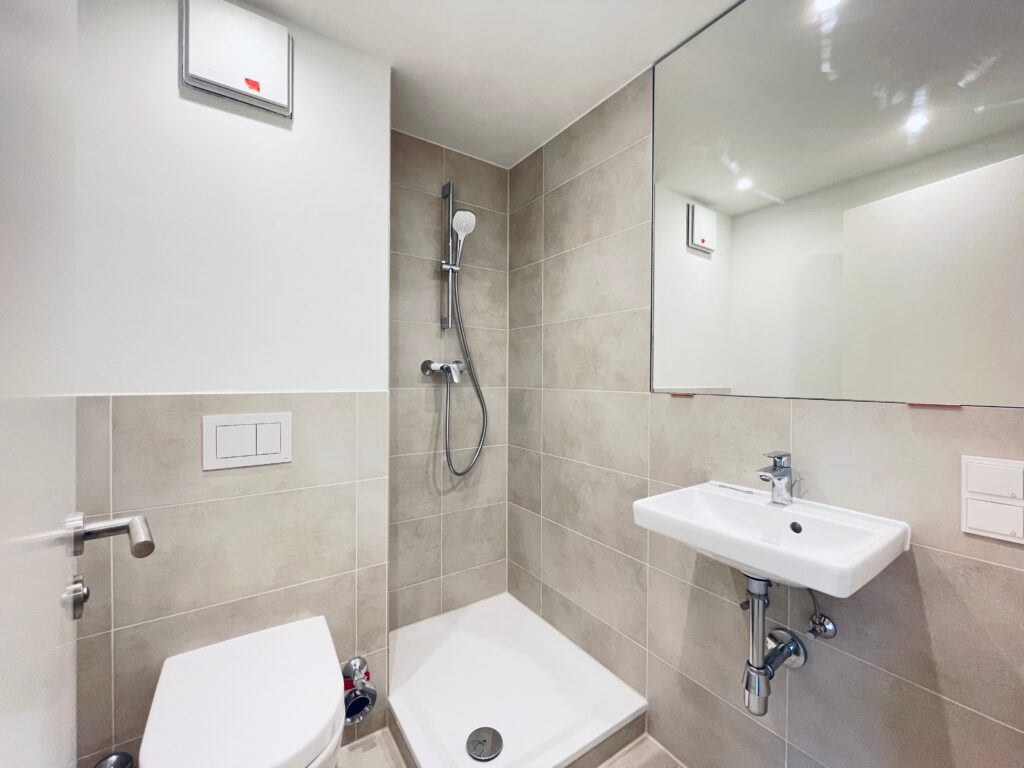 Gemütliche Wohnung mit Einbauküche und modernem Duschbad
